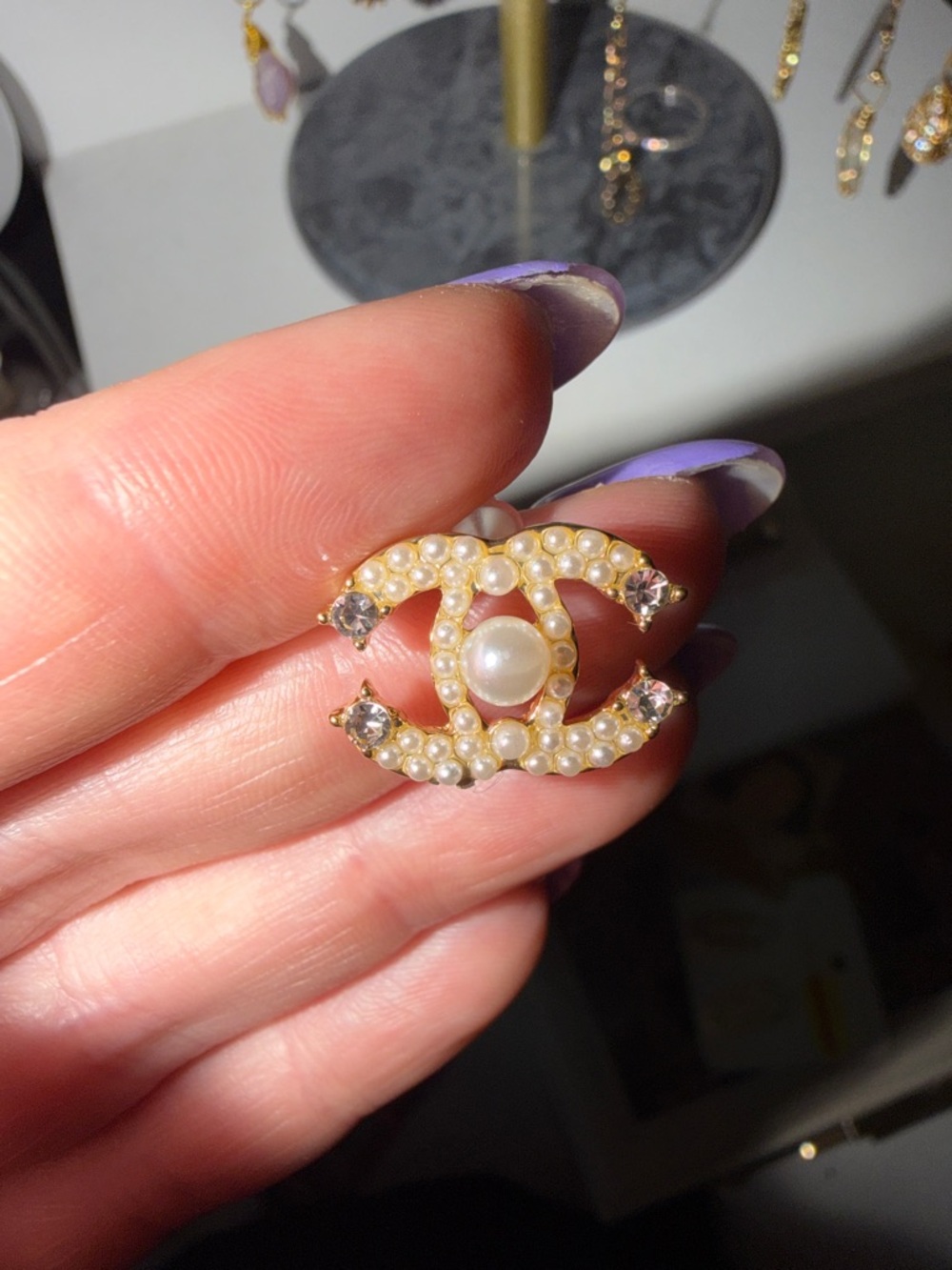Pearl CC style stud earrings - Picture 4 of 4